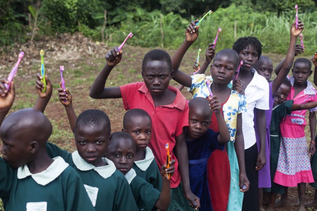 crianças em uganda Karina Oliani