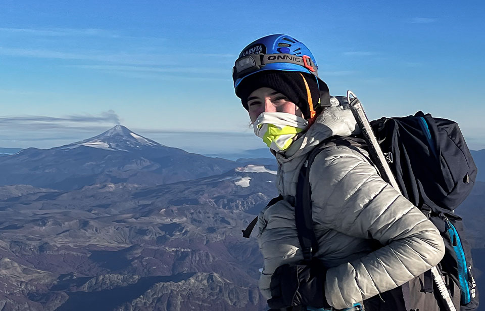 Vulcão Villarrica expelindo vapor ao fundo