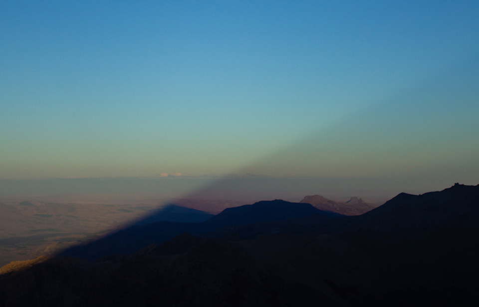 Sombra do Vulcão Lanín nos últimos minutos de luz do dia