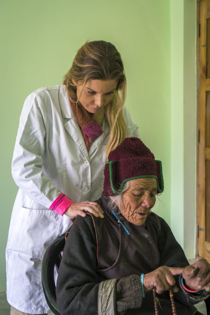 karina oliani zanskar índia médica voluntária trabalho voluntário caxemira paciente idosa missão