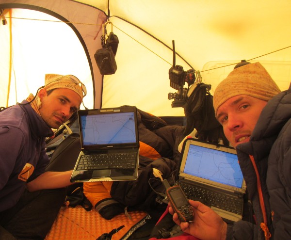 Maximo e Pedro Hauck planejando a última etapa das escaladas na Bolívia, em 2014 | Foto: Maximo Kausch