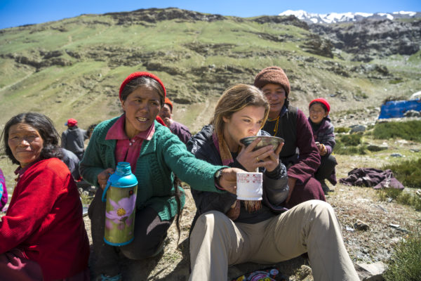 Médica e aventureira karina oliani em zanskar índia caxemira missão trabalho voluntário projeto dharma andrei polessi